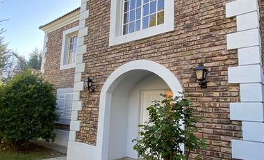 Casa en venta c/ cochera en Chacras de Coria