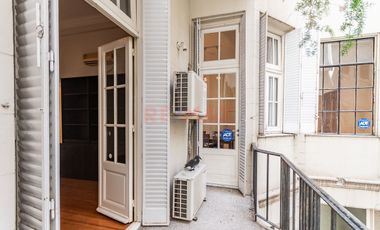 Oficina en Alquiler frente al Teatro Colón