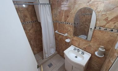 VENTA CASA 3 AMBIENTES, AMPLIO JARDIN, COCHERA