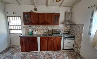 VENTA CASA 3 AMBIENTES, AMPLIO JARDIN, COCHERA