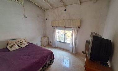 VENTA CASA 3 AMBIENTES, AMPLIO JARDIN, COCHERA