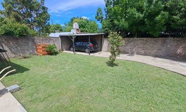 VENTA CASA 3 AMBIENTES, AMPLIO JARDIN, COCHERA