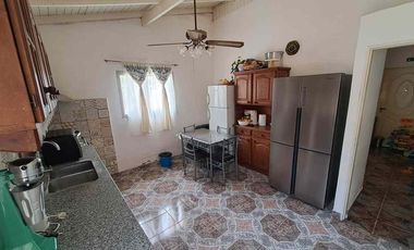 VENTA CASA 3 AMBIENTES, AMPLIO JARDIN, COCHERA