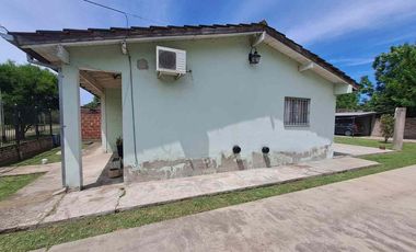 VENTA CASA 3 AMBIENTES, AMPLIO JARDIN, COCHERA