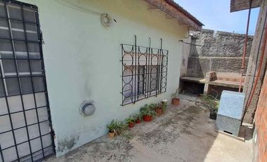 VENTA CASA 3 AMBIENTES, AMPLIO JARDIN, COCHERA