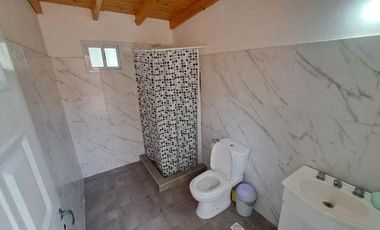 VENTA CASA 3 AMBIENTES, AMPLIO JARDIN, COCHERA