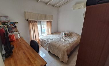 VENTA CASA 3 AMBIENTES, AMPLIO JARDIN, COCHERA