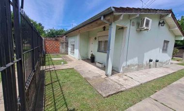 VENTA CASA 3 AMBIENTES, AMPLIO JARDIN, COCHERA