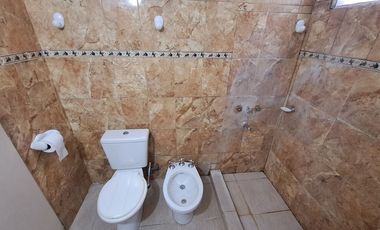 VENTA CASA 3 AMBIENTES, AMPLIO JARDIN, COCHERA