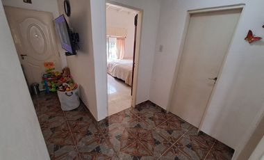 VENTA CASA 3 AMBIENTES, AMPLIO JARDIN, COCHERA