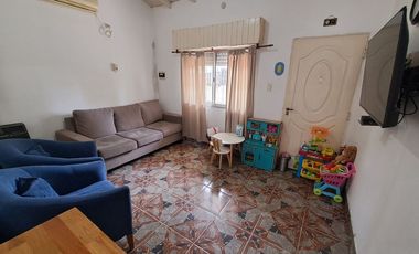 VENTA CASA 3 AMBIENTES, AMPLIO JARDIN, COCHERA