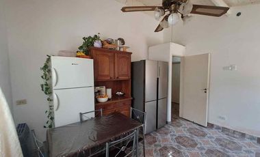 VENTA CASA 3 AMBIENTES, AMPLIO JARDIN, COCHERA