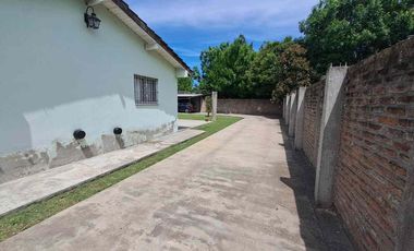 VENTA CASA 3 AMBIENTES, AMPLIO JARDIN, COCHERA