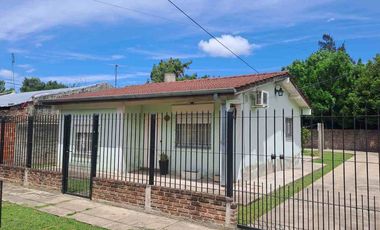 VENTA CASA 3 AMBIENTES, AMPLIO JARDIN, COCHERA