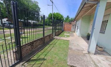 VENTA CASA 3 AMBIENTES, AMPLIO JARDIN, COCHERA
