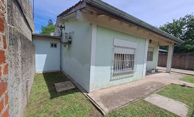 VENTA CASA 3 AMBIENTES, AMPLIO JARDIN, COCHERA
