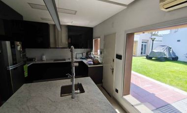 Venta Casa 7 AMB Bernal O Quincho Pileta Jacuzzi