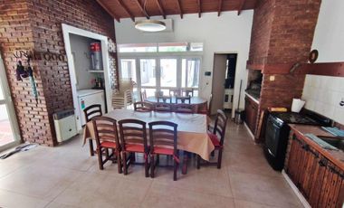 Venta Casa 7 AMB Bernal O Quincho Pileta Jacuzzi