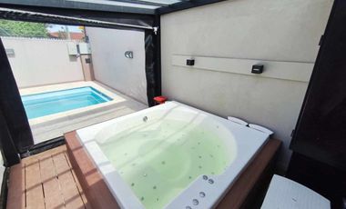 Venta Casa 7 AMB Bernal O Quincho Pileta Jacuzzi
