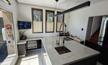 Venta Casa 7 AMB Bernal O Quincho Pileta Jacuzzi