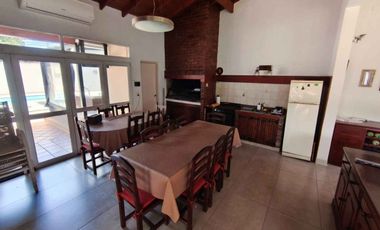 Venta Casa 7 AMB Bernal O Quincho Pileta Jacuzzi