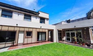 Venta Casa 7 AMB Bernal O Quincho Pileta Jacuzzi