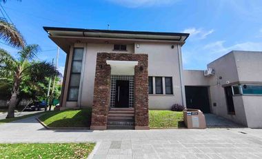 Venta Casa 7 AMB Bernal O Quincho Pileta Jacuzzi