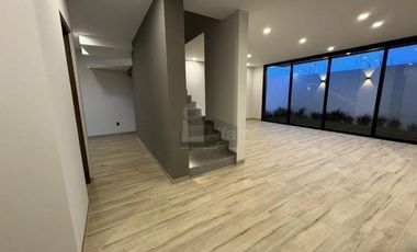 Residencia de lujo en renta en Metepec, tres niveles