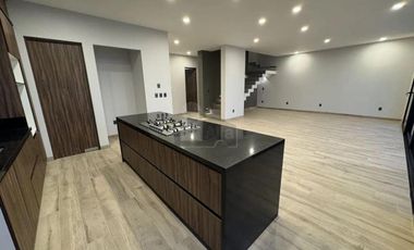 Residencia de lujo en renta en Metepec, tres niveles