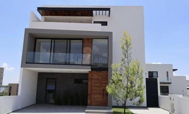 Residencia de lujo en renta en Metepec, tres niveles