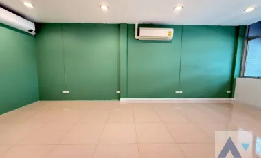 3 BR Townhouse in Klong Tan (AA44912)