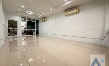 3 BR Townhouse in Klong Tan (AA44912)