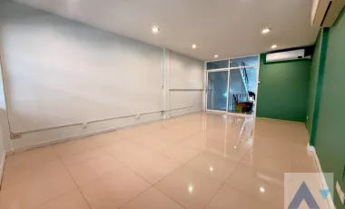 3 BR Townhouse in Klong Tan (AA44912)