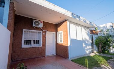 Casa en Sgto. Cabral 2 dormitorios y patio Verde