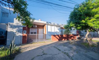 Casa en Sgto. Cabral 2 dormitorios y patio Verde