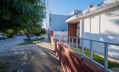 Casa en Sgto. Cabral 2 dormitorios y patio Verde
