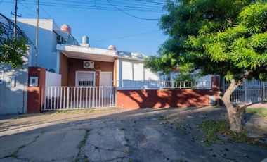 Casa en Sgto. Cabral 2 dormitorios y patio Verde