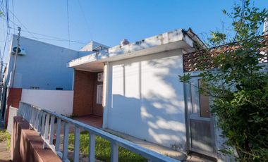 Casa en Sgto. Cabral 2 dormitorios y patio Verde