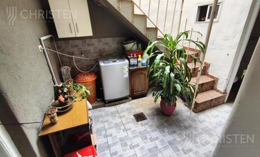 Casa en  venta en barrio sur. 2 dormitorios con patio y cochera