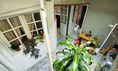 Casa en  venta en barrio sur. 2 dormitorios con patio y cochera