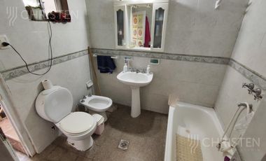 Casa en  venta en barrio sur. 2 dormitorios con patio y cochera