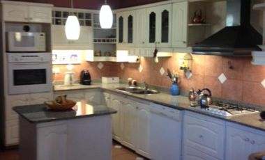 VENTA DE EXCELENTE CASA DE 381 M2 CON PISCINA Y QUINCHO EN CENTRO DE PTE DERQUI - A REFACCIONAR