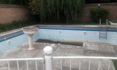 VENTA DE EXCELENTE CASA DE 381 M2 CON PISCINA Y QUINCHO EN CENTRO DE PTE DERQUI - A REFACCIONAR