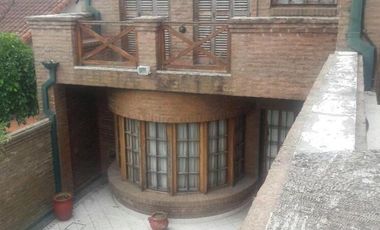 VENTA DE EXCELENTE CASA DE 381 M2 CON PISCINA Y QUINCHO EN CENTRO DE PTE DERQUI - A REFACCIONAR