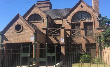 VENTA DE EXCELENTE CASA DE 381 M2 CON PISCINA Y QUINCHO EN CENTRO DE PTE DERQUI - A REFACCIONAR