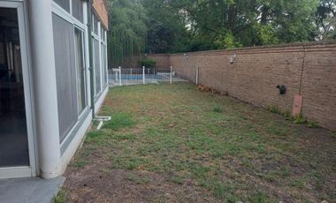 VENTA DE EXCELENTE CASA DE 381 M2 CON PISCINA Y QUINCHO EN CENTRO DE PTE DERQUI - A REFACCIONAR