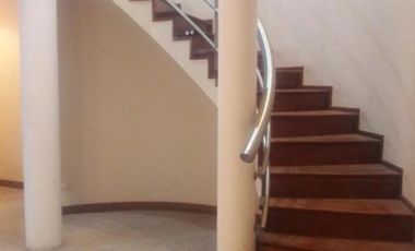 VENTA DE EXCELENTE CASA DE 381 M2 CON PISCINA Y QUINCHO EN CENTRO DE PTE DERQUI - A REFACCIONAR