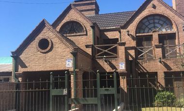 VENTA DE EXCELENTE CASA DE 381 M2 CON PISCINA Y QUINCHO EN CENTRO DE PTE DERQUI - A REFACCIONAR