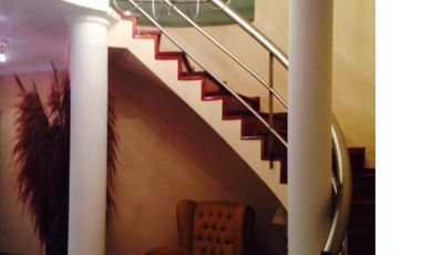 VENTA DE EXCELENTE CASA DE 381 M2 CON PISCINA Y QUINCHO EN CENTRO DE PTE DERQUI - A REFACCIONAR