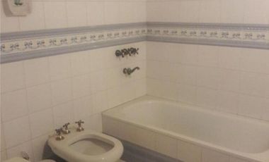 VENTA DE EXCELENTE CASA DE 381 M2 CON PISCINA Y QUINCHO EN CENTRO DE PTE DERQUI - A REFACCIONAR